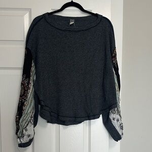 Women's Gray Floral Sleeve Top